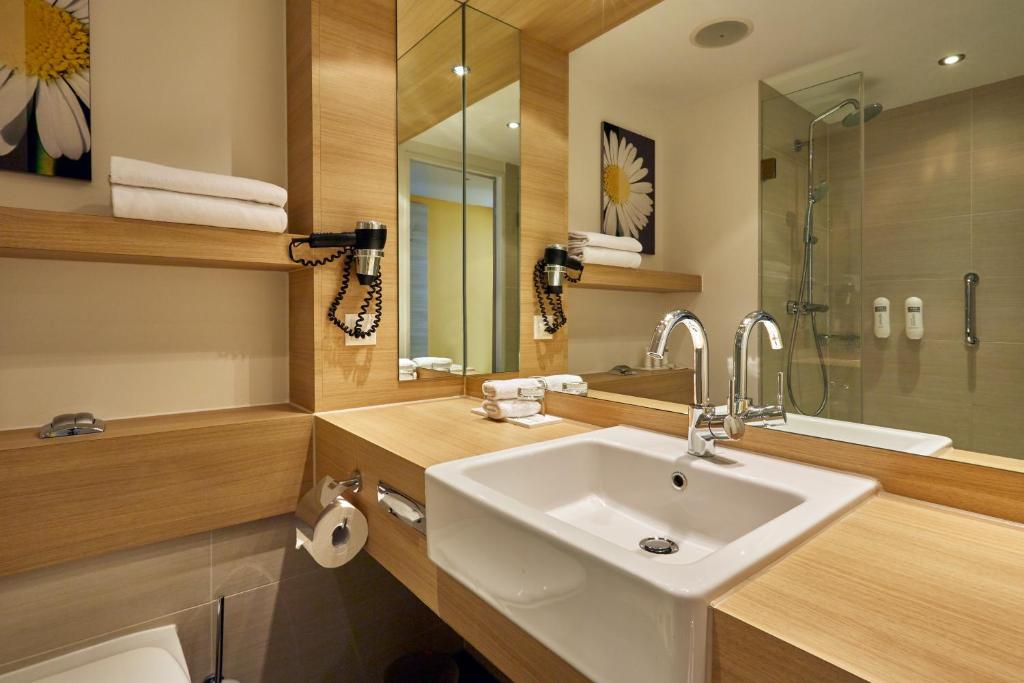 Двухместный (Улучшенный двухместный номер с 1 кроватью), H+ Hotel Zürich