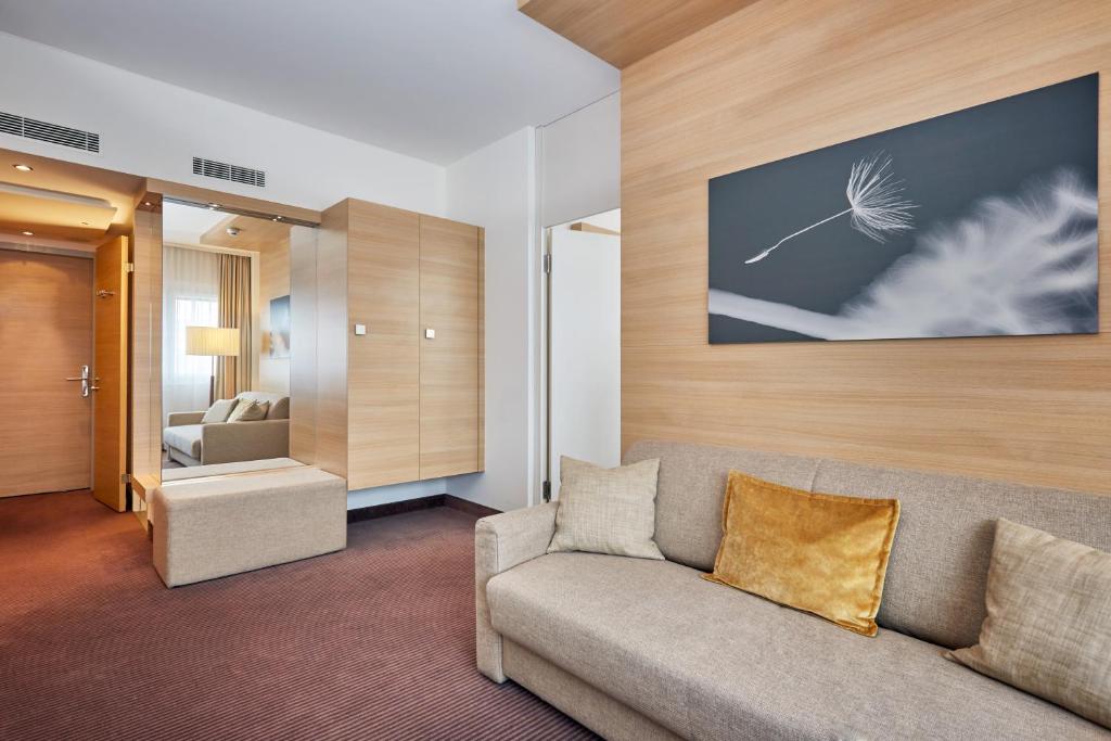 Сьюит (Полулюкс), H+ Hotel Zürich