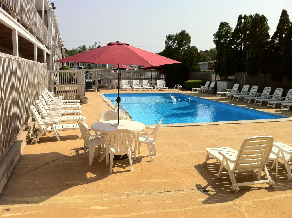 Holiday Hill Inn & Suites photo 1