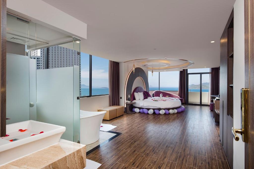 Сьюит (Представительский люкс), V Hotel Nha Trang