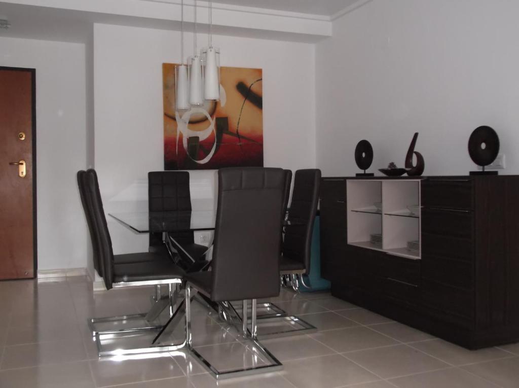 Beautiful 3 bed, 2 bath modern apartment photo 2