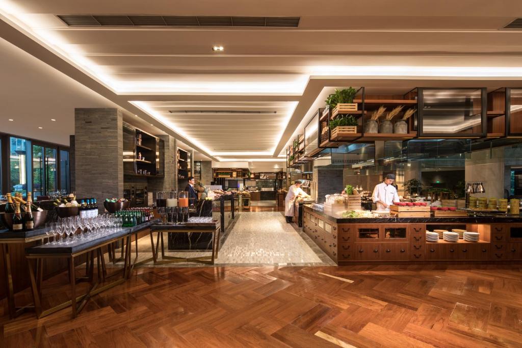 Двухместный (Premier Double Room-Package (1 Night, including max 2 adults with 1 child breakfasts,buffet lunch and CNY 600 SPA coupon))), The Anandi Hotel and SPA