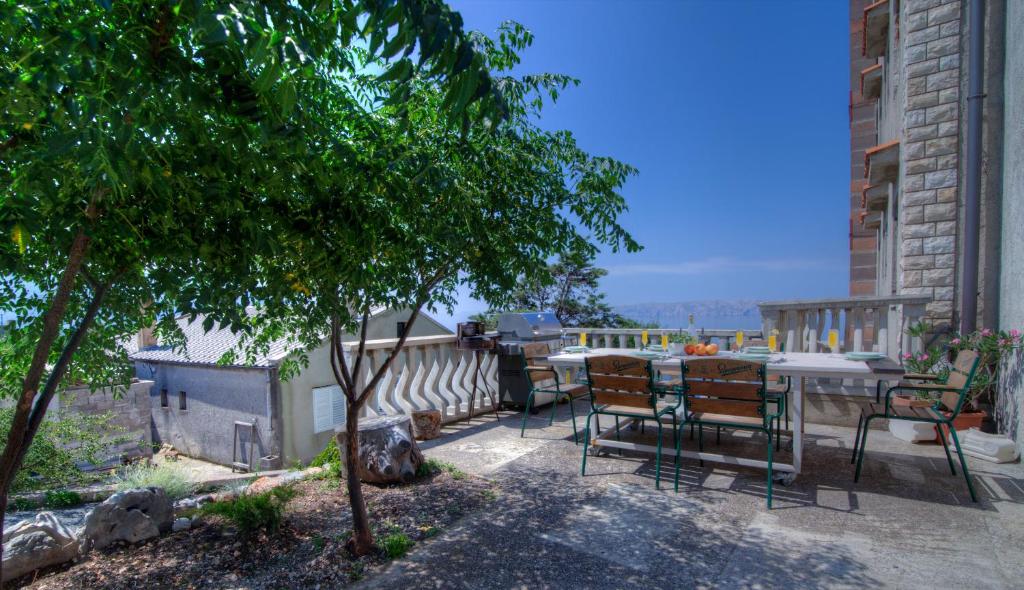 Apartments Lola photo 4