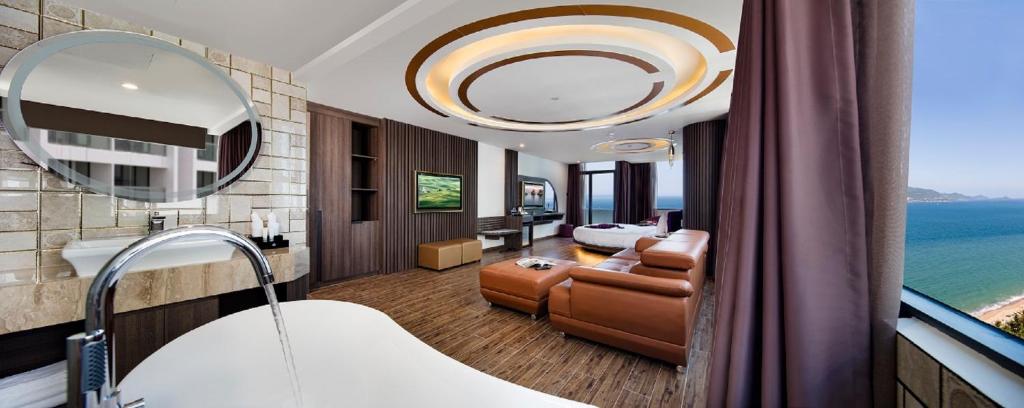 Сьюит (Представительский люкс), V Hotel Nha Trang
