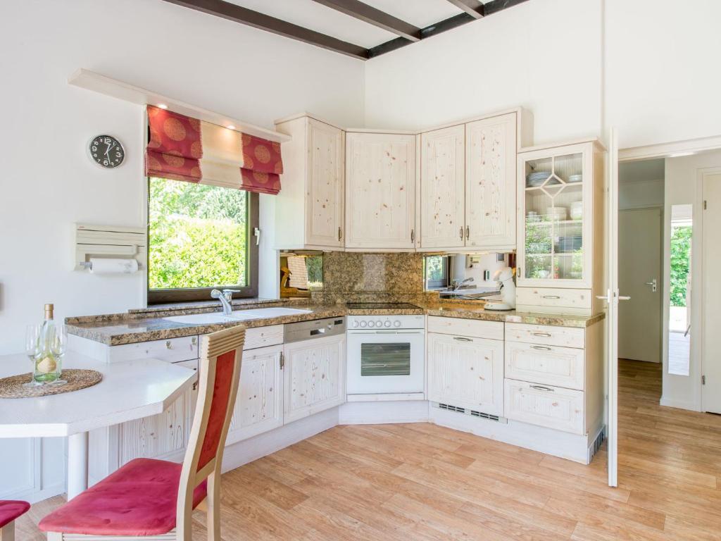Detached bungalow in Kamperland near sea photo 2