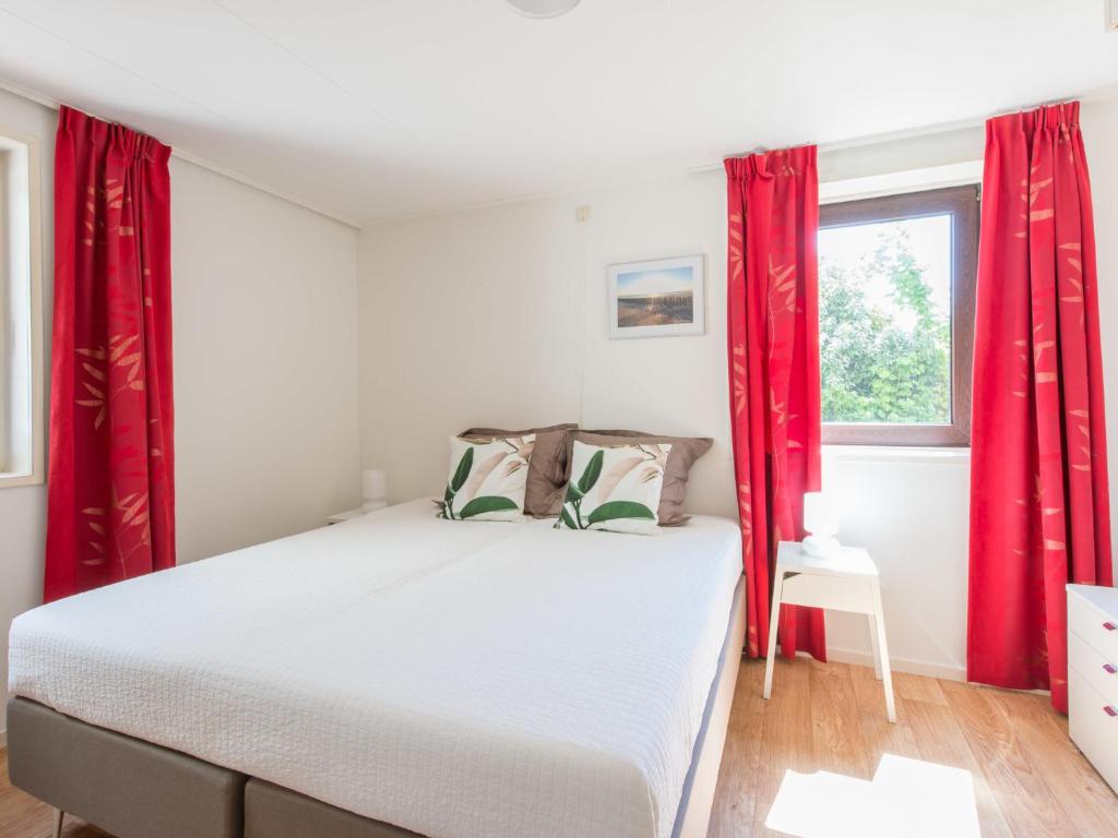 Detached bungalow in Kamperland near sea photo 4