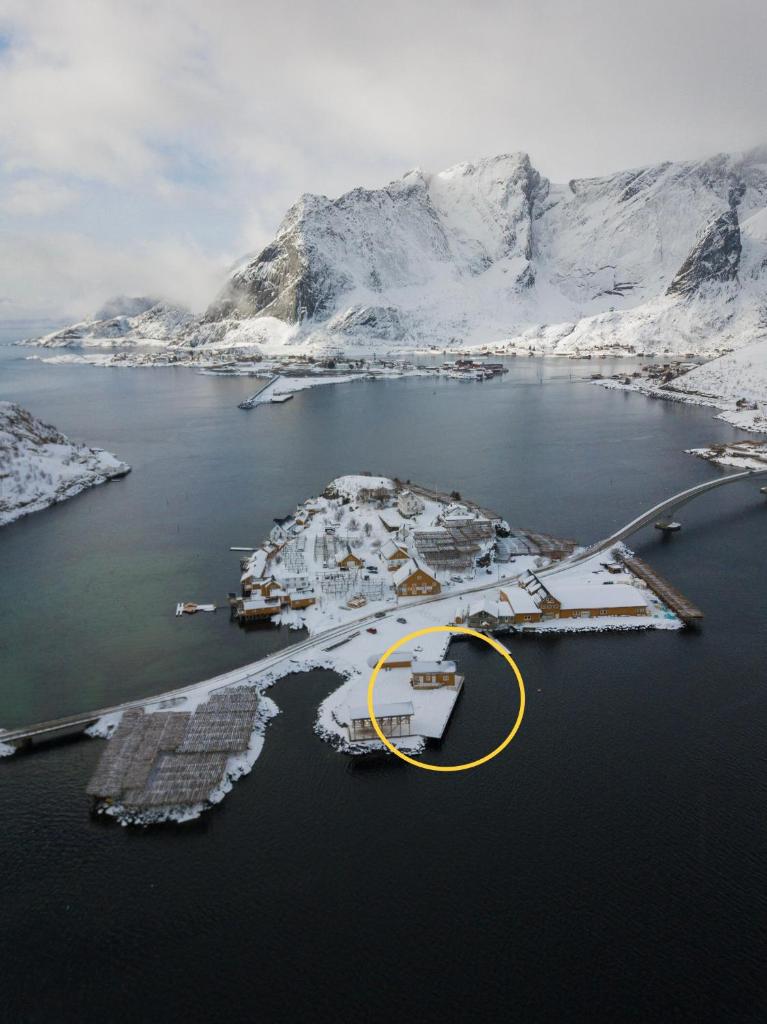 Olstind in Sakrisøy photo 2