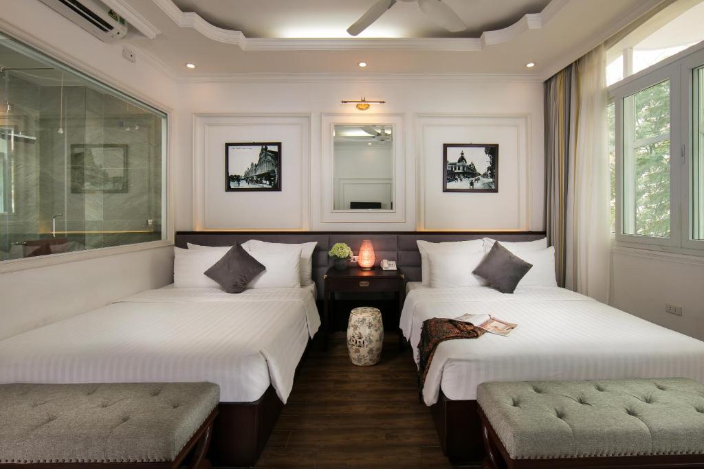 Четырехместный (Семейный номер с балконом), Golden Rooster Hotel