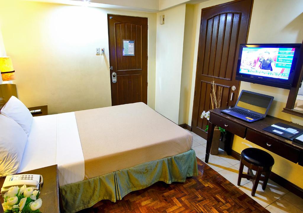 Двухместный (Номер Делюкс с кроватью размера «queen-size»), Fersal Hotel - Manila