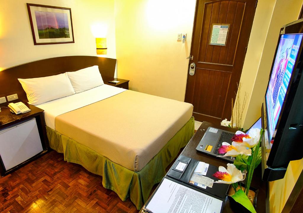 Двухместный (Номер Делюкс с кроватью размера «queen-size»), Fersal Hotel - Manila
