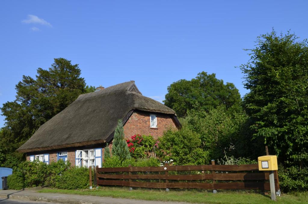 Alte Kate mit Bau-& Zirkuswagen im Gartenidyll photo 1