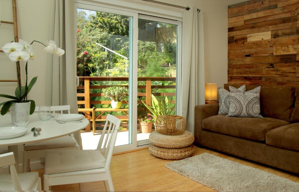Inn at Moonlight Beach - Tap to explore photos
