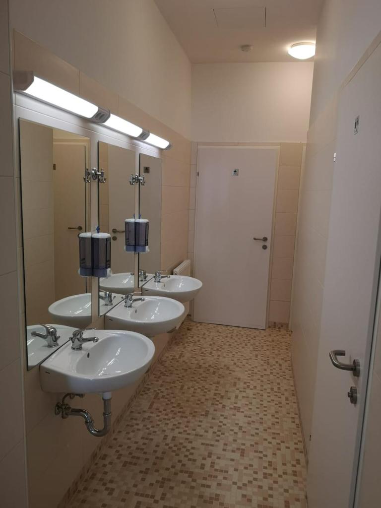 Номер (Кровать в общем 4-местном номере для мужчин и женщин), CH-Hostel