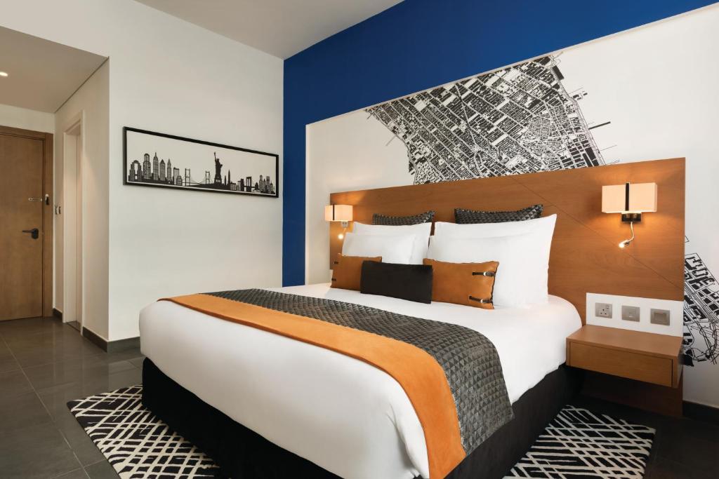 Двухместный (Пакет услуг Staycation - Номер Tryp, бесплатный трансфер до/от пляжа, скидка в размере 25% на еду и напитки, услуги прачечной и спа-процедуры, ранняя р), Отель TRYP by Wyndham Dubai