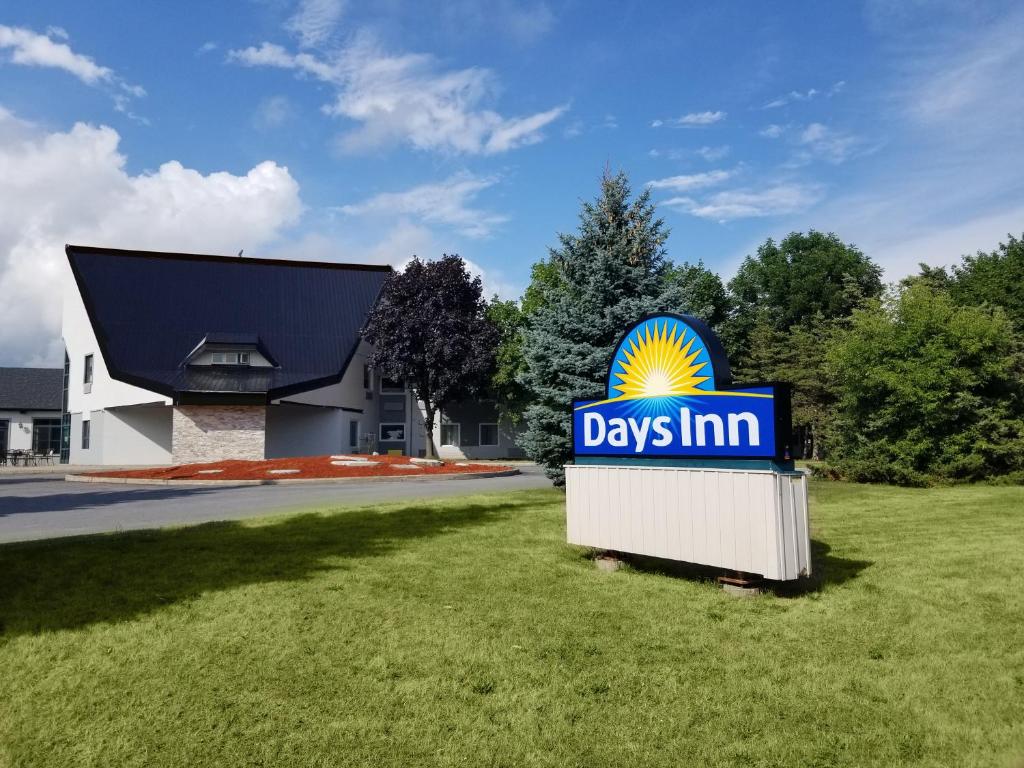 Days Inn by Wyndham Kingston photo 1