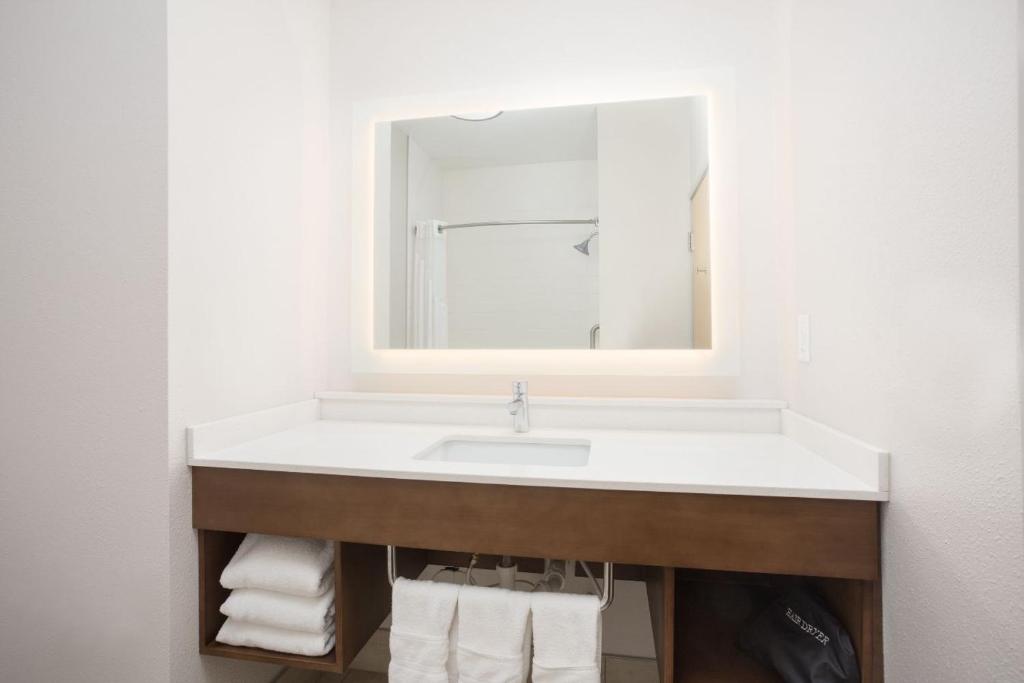 Holiday Inn Express & Suites Amarillo, an IHG Hotel photo 3