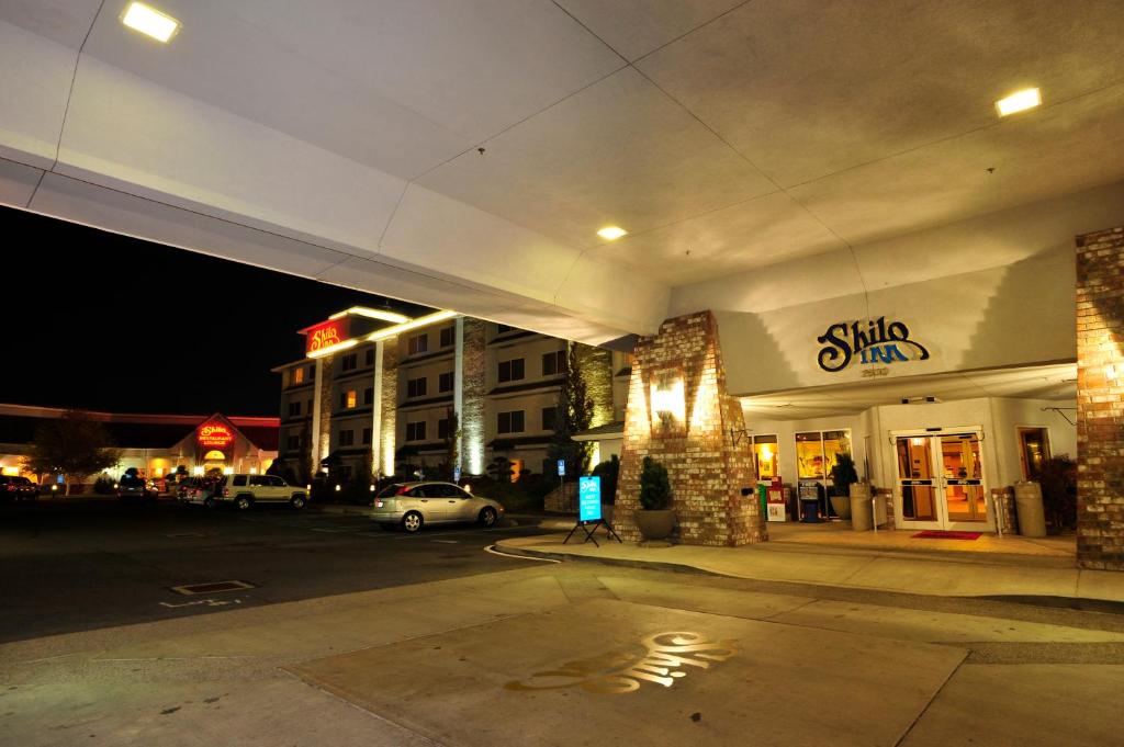 Shilo Inn Suites Hotel - Klamath Falls - Tap to explore photos