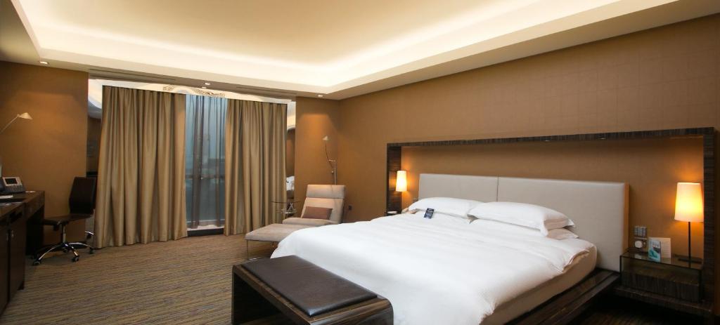 Сьюит (Люкс с 1 спальней и правом посещения лаунджа), Отель Radisson Blu Hotel, Dubai Media City