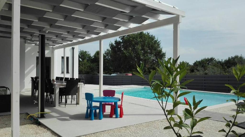 Villa STELLA - Pomer,Istria - heated pool, jacuzzi, sauna, bbq & table tennis near the beach photo 4