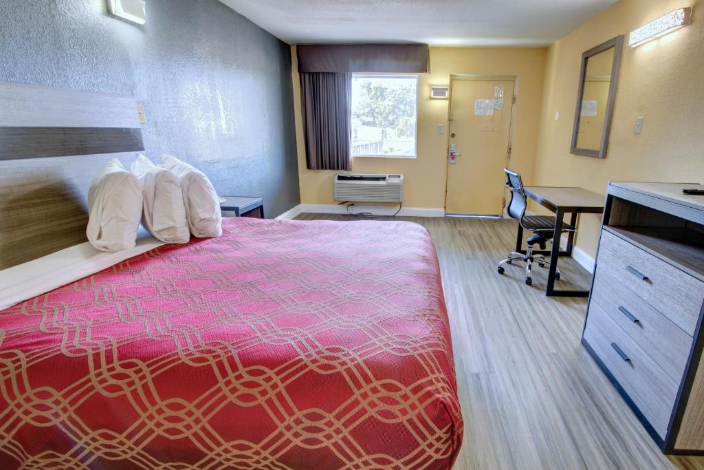 Econo Lodge at Military Circle image