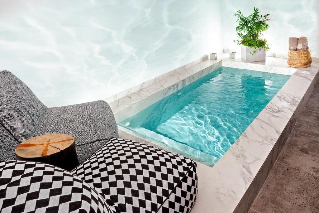 Вилла (L Villa with Sea View and Hot Tub), Santorini Soul Villas