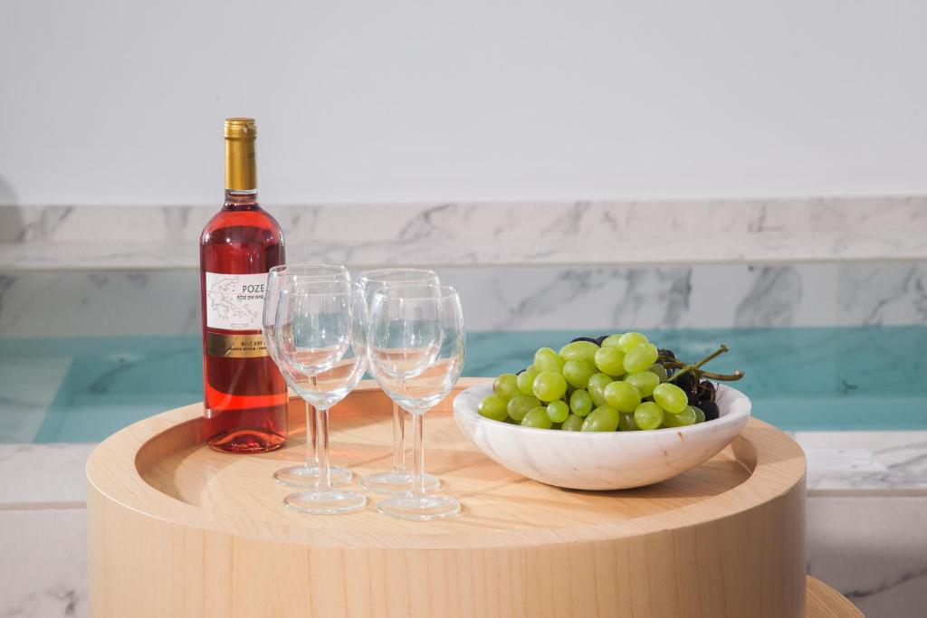 Вилла (L Villa with Sea View and Hot Tub), Santorini Soul Villas