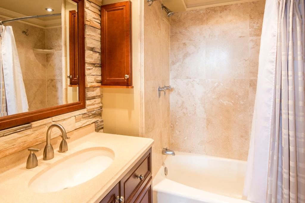 Двухместный (Номер-студио с мини-кухней и видом на океан), Castle Waikiki Grand Hotel