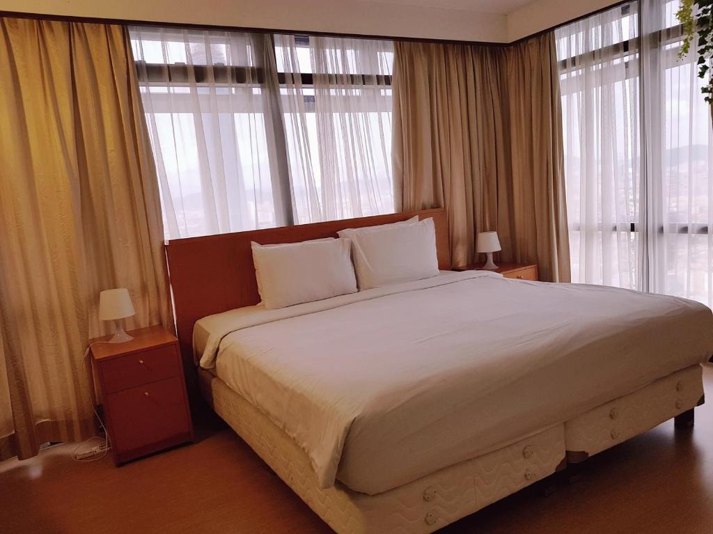 Апартаменты (Family King Suite with Pool View (with Late Checkout)), Eastern Suites @ Times Square KL