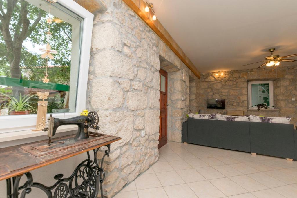 House Ante photo 3