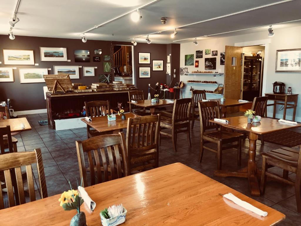 The Water's Edge Inn & Gallery photo 1