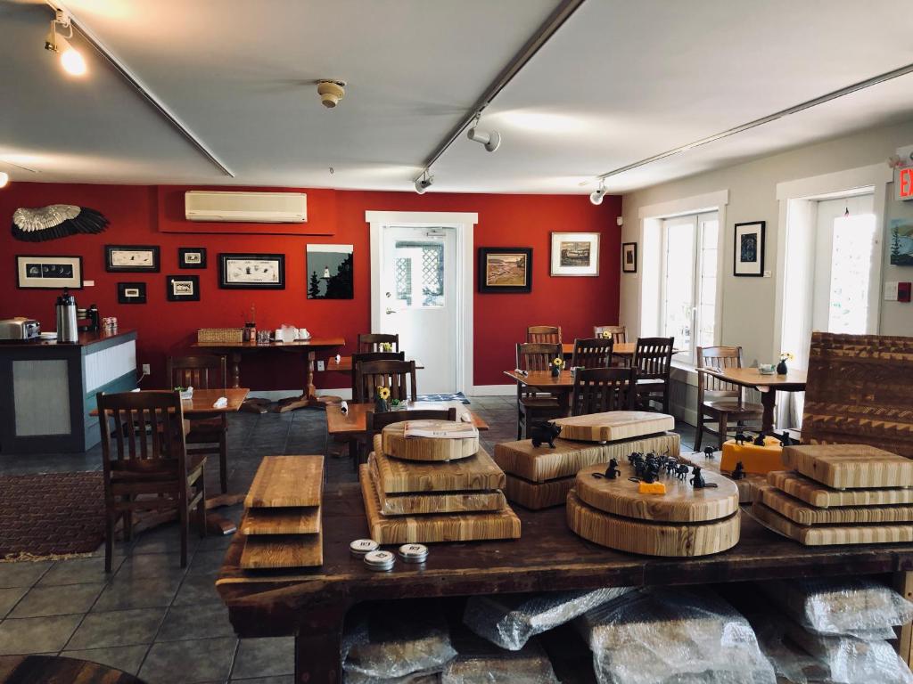 The Water's Edge Inn & Gallery photo 2