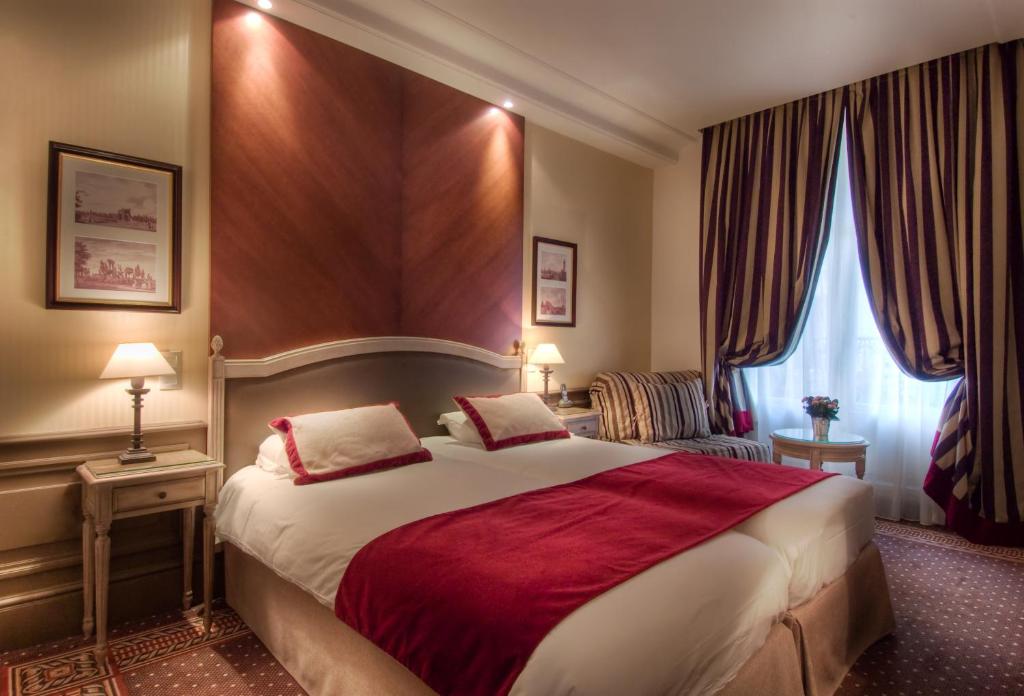 Трехместный (Улучшенный номер с кроватью размера «queen-size»), Best Western Premier Trocadero La Tour