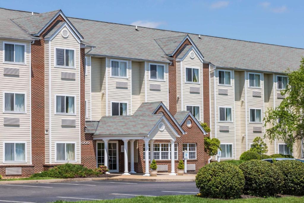 Microtel Inn & Suites by Wyndham Richmond Airport image