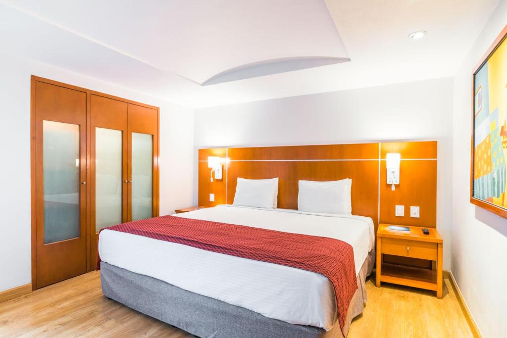 Сьюит (Single Junior Suite with King bed), Eurostars Zona Rosa Suites