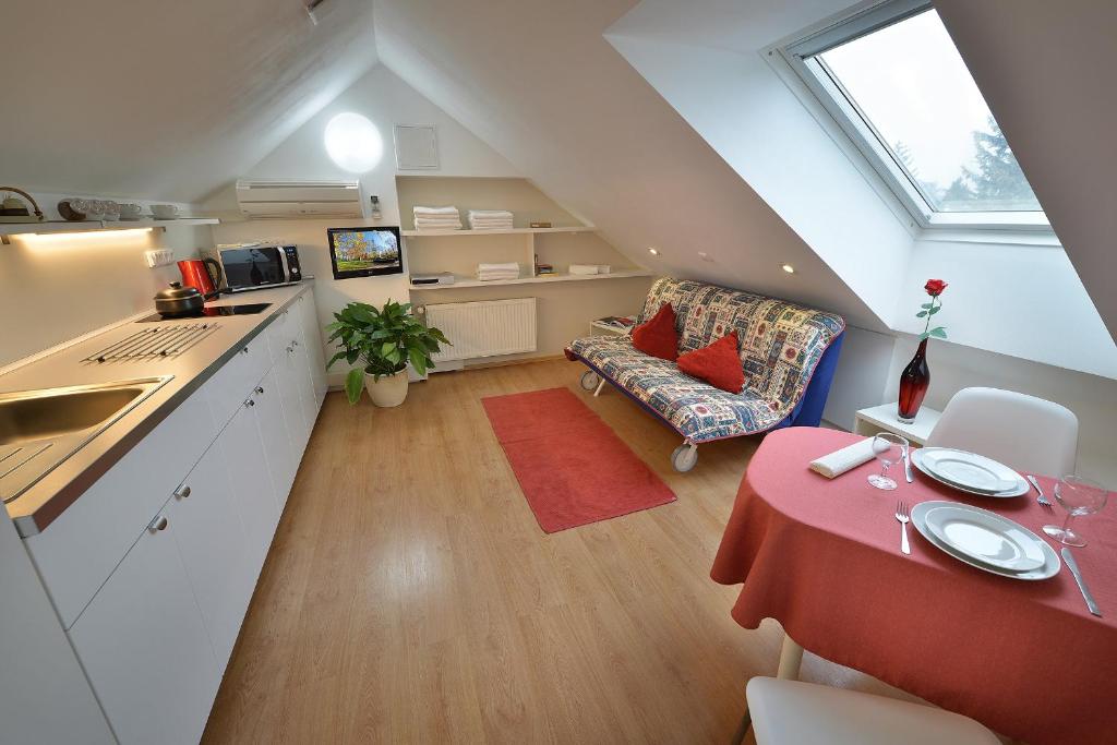 Сьюит (Attic Apartment with Free Parking), A. V. Pension Praha