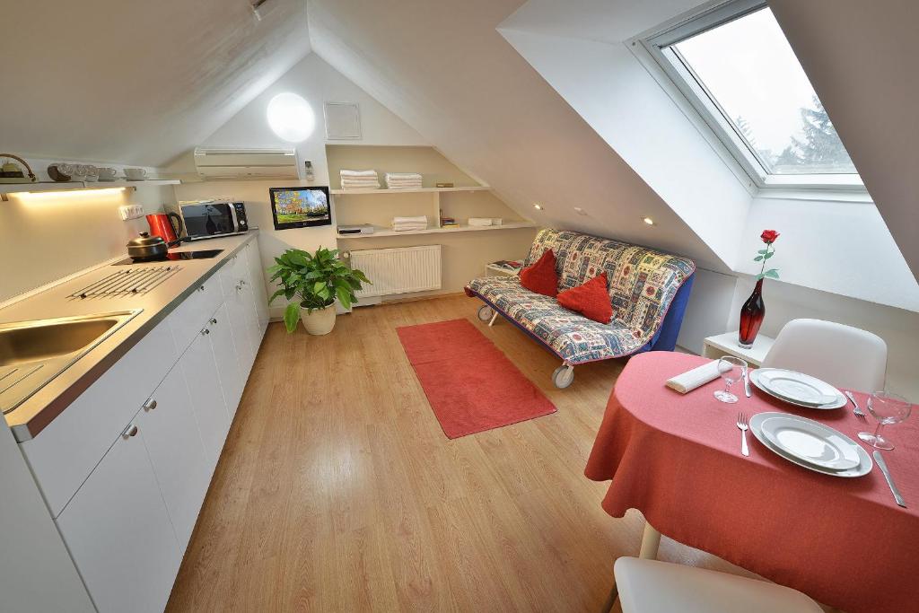 Сьюит (Attic Apartment with Free Parking), A. V. Pension Praha