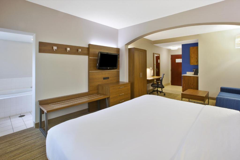 Holiday Inn Express Hotel & Suites Cincinnati Northeast-Milford, an IHG Hotel photo 3
