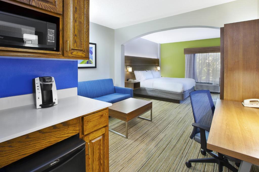 Holiday Inn Express Hotel & Suites Cincinnati Northeast-Milford, an IHG Hotel photo 2