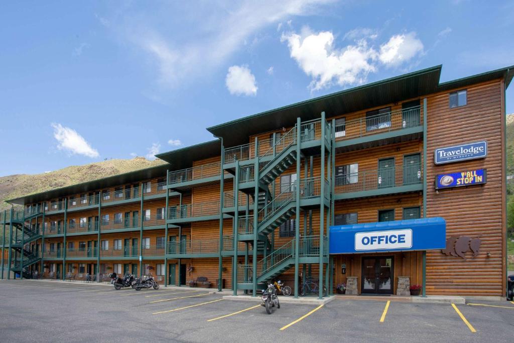 Travelodge by Wyndham Gardiner Yellowstone Park North image