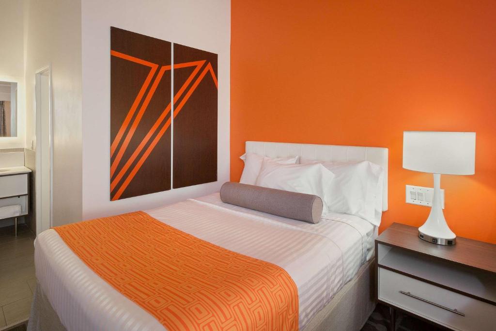 Howard Johnson Hotel by Wyndham Toms River image