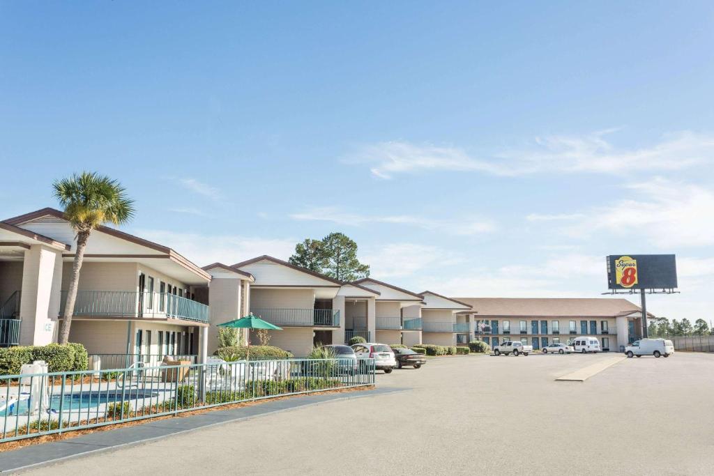 Super 8 by Wyndham Adel GA I-75 photo 2