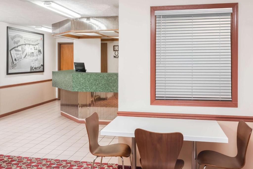 Super 8 by Wyndham Shipshewana photo 3