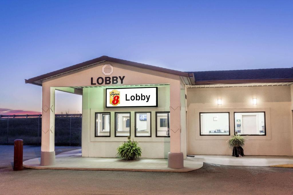 Super 8 by Wyndham Adel GA I-75 image