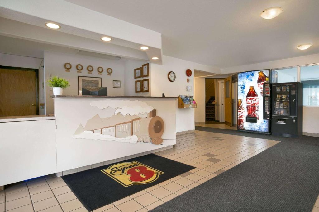 Super 8 by Wyndham Revelstoke BC photo 2