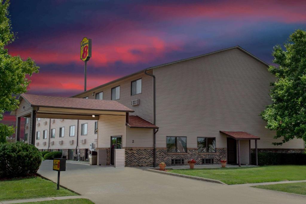 Super 8 by Wyndham Normal Bloomington image
