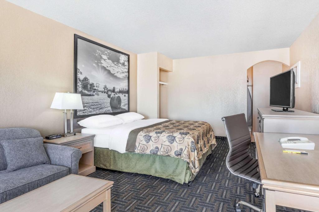 Super 8 by Wyndham Stettler photo 3