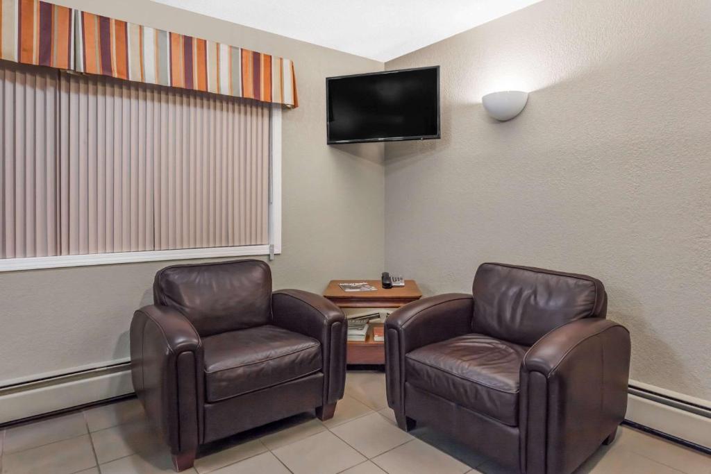 Super 8 by Wyndham Stettler photo 1