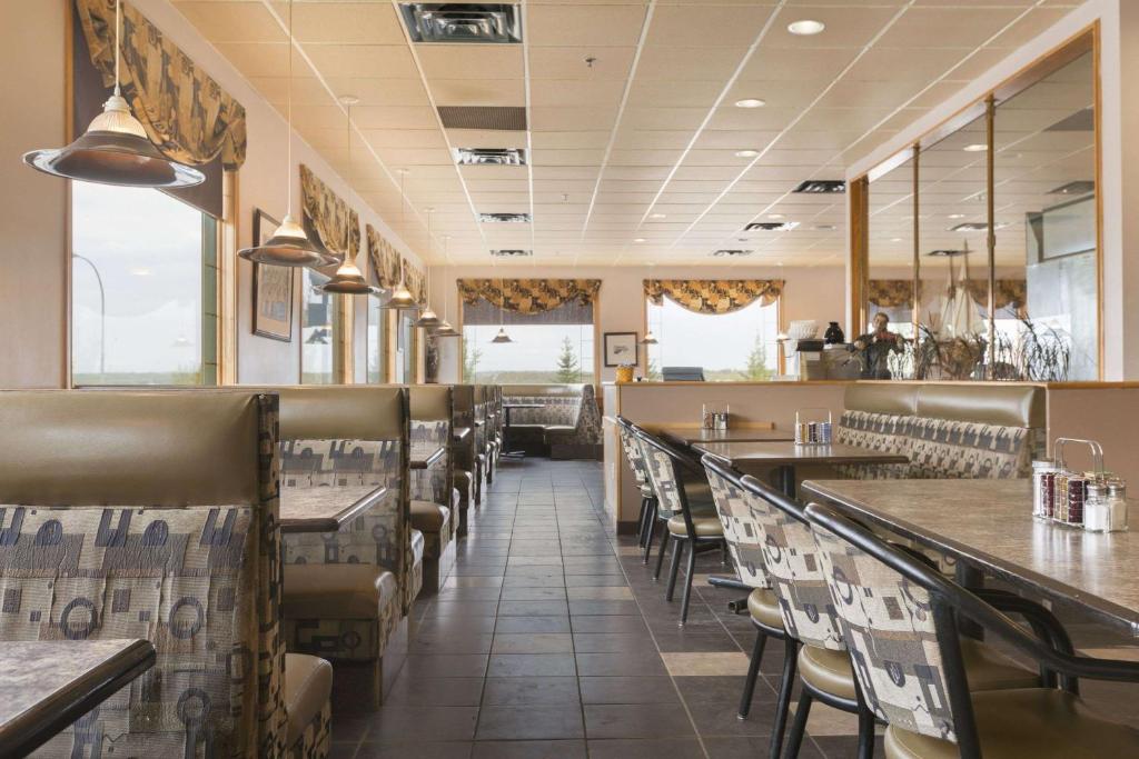 Super 8 by Wyndham Drayton Valley photo 3