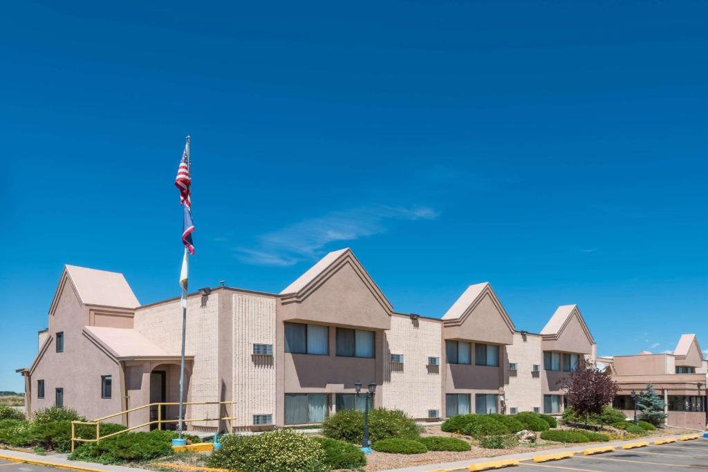 Super 8 by Wyndham Laramie image