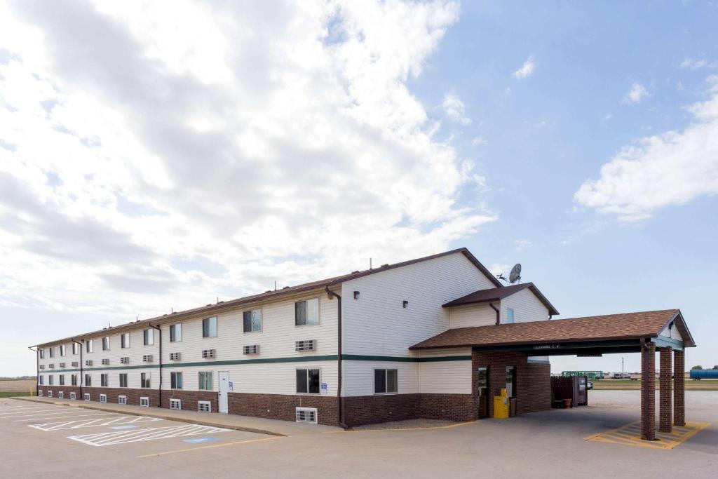 Super 8 by Wyndham Mendota image